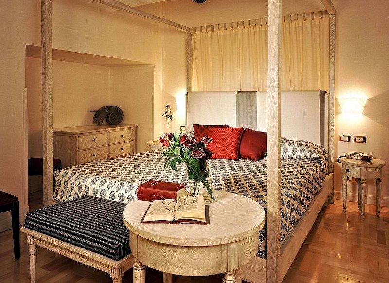 una camera hotel Costantinopoli 104, Napoli