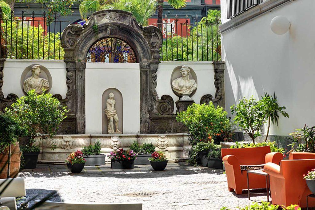 Hotel piazza Bellini, albergo 3 stelle Napoli centro storico (cortile e fontana)